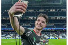 阿森納球迷號(hào)調(diào)侃：伯納烏現(xiàn)已開(kāi)放球場(chǎng)頂棚，因?yàn)槊罪埵炝? title=