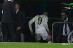 姆巴佩剛走向更衣室，阿森西奧就離開替補(bǔ)席去查看他的情況