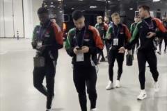 來(lái)了來(lái)了！阿森納全隊(duì)抵達(dá)伯納烏，歐冠大戰(zhàn)一觸即發(fā)！