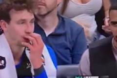 魔術(shù)對老鷹，導(dǎo)播鏡頭給到場邊大雷，太惹眼了