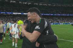 就你笑得最開(kāi)心！薩利巴賽后擁抱隊(duì)友哈哈哈大笑！