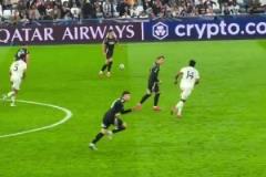 現(xiàn)場視角看小馬丁絕殺球，梅里諾剛停好球，馬丁內(nèi)利直接開始沖刺