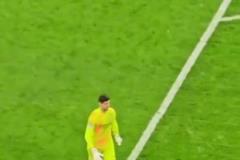 馬卡報(bào)：庫(kù)爾圖瓦是最后一位離場(chǎng)的球員，他想向皇馬球迷道歉