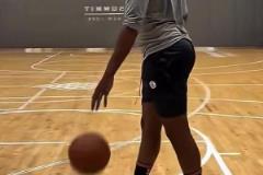 一起來欣賞一下“哈登”這鬼魅般的腳步吧....