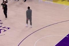 有趣的一個(gè)人！東契奇的賽前日常：雜技，打賭俯臥撐，給粉絲簽名