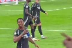 斯凱利朝皇馬球迷喊vamos+噴水，球迷猛豎中指