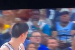 笑死！埃迪不滿(mǎn)判罰怒噴，結(jié)果不小心噴出口水，然后吃到技犯