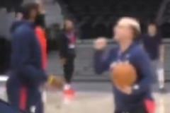 開小灶！范甘迪和哈登討論防守細節(jié) 登哥的切球果然有練