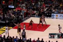 這簡直神了呀！李凱爾左右底角連續(xù)命中兩記接鍋遠(yuǎn)投，連取5分！