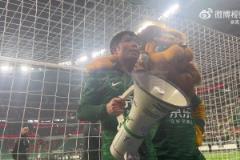 張稀哲賽后謝場(chǎng)：本場(chǎng)大勝也無法彌補(bǔ)上一場(chǎng)被三球絕平丟掉的兩分