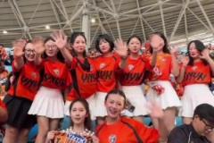 靚麗風景線！云南小白裙美女球迷打卡成都主場