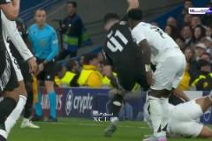 貝林厄姆試圖激怒賴斯讓他拿牌，沒想到賴斯冷靜的讓人害怕