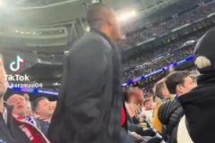 不怕被揍??！槍迷在主隊(duì)球迷區(qū)瘋狂慶祝，皇馬球迷阻止他慶祝