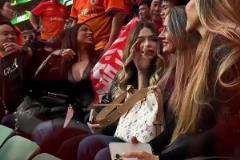 和本隊(duì)外援嫂子們坐一起，泰山球迷很激動(dòng)