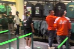 現(xiàn)場(chǎng)網(wǎng)友：世界和平了??！泰山球迷買國安T衫