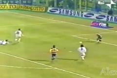 炸裂表演！阿德里亞諾讓對手人仰馬翻的進球！