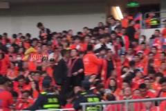 又來了！泰山球迷在工體玩“丟烏龜”