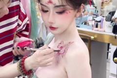 因坐老詹身后爆火的美女球迷周麟嘉，這古裝裝扮真絕了