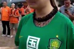 啊這...女球迷穿：國安是xx球衣，在魯能球迷群中亮相