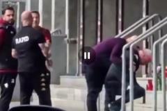 路人拍到布彭扎老師在祭祀點前雙膝跪地，無法控制情緒