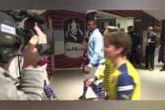 桑切斯：別人牽著的是球童，我牽著的是兄弟！