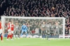 這弧線太神奇了！球迷：我的天，這球會(huì)拐彎！