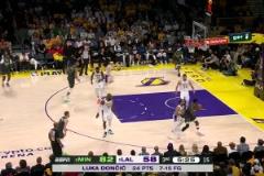 老詹這表情亮了！華子回防中與詹姆斯互相推搡，吃到技犯！