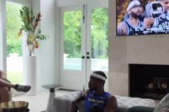 休斯敦有人？巴特勒與好友相聚豪宅 電視放著雄鹿vs步行者