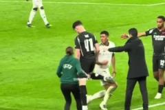 老鄉(xiāng)見面分外眼紅？網(wǎng)友曬視頻：貝林，以后國(guó)家隊(duì)不見賴斯了嗎