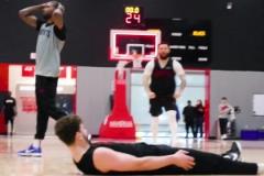 申京在今日訓(xùn)練中絕殺！倒地做出了布克的招牌慶祝定格