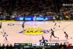 王者歸來！愛德華茲上籃受傷，短暫返回更衣室后又回來繼續(xù)輸出！