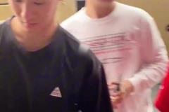 韋世豪在酒店門口遭球迷熱情圍堵簽名，耳環(huán)時(shí)尚吸睛！