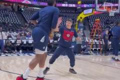 大戰(zhàn)在即！哈登賽前熱身練后撤步三分 秀起了花哨的小腳步