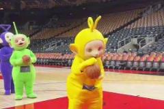 有本事繼續(xù)帽我??！巴特勒挨了阿門(mén)一帽后自投自搶，繼續(xù)迎著阿門(mén)中投還以顏色