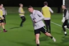 國米被絕殺后，返回米蘭途中球員們一面疲憊，盡顯失落！