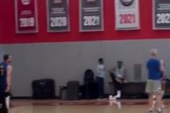 屬實(shí)少見(jiàn)！庫(kù)里三分練習(xí)，空位四連鐵