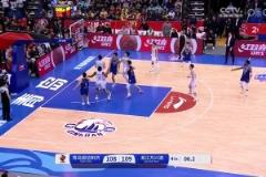 楊瀚森最后強(qiáng)攻被破壞出界，慢鏡顯示胡金秋疑似犯規(guī)，最終裁判吹后場(chǎng)球