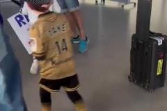 久保健英在國外這么受歡迎呢，甚至有小朋友追著要合影簽名