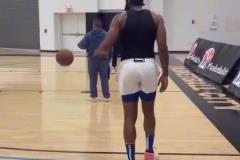 登哥現(xiàn)在常用的撤步三分動作，有可能吹走步嗎？