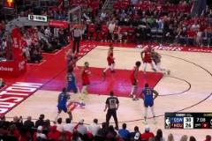 這就是勇士的硬解能力！巴特勒面對(duì)前有伊森后有阿門(mén)的防守，依舊拋投打進(jìn)！