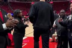 季后賽首秀要拿多少分？申京抵達(dá)球館，這一身穿搭也太帥了