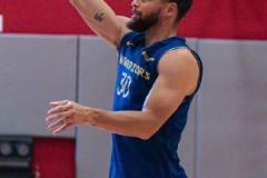 勇士備戰(zhàn)與火箭G1：庫(kù)里手指還有不適 追夢(mèng)連中三分抖肩慶祝