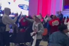 終場(chǎng)哨響快船主場(chǎng)外球迷陷入狂歡下一場(chǎng)直覺巨蛋見