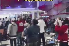 船蜜們回家嘍！快船球迷在主場(chǎng)外慶祝G2勝利，直覺巨蛋見