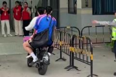 今天是騎車(chē)上班的小羊~