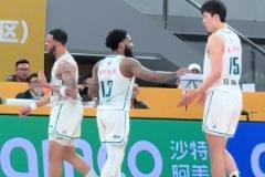 當(dāng)韋瑟斯龐在場(chǎng)上失去冷靜，是19歲的楊瀚森第一個(gè)過(guò)來(lái)勸住了他。