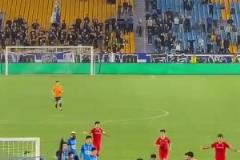 中甲南通vs重慶爆發(fā)沖突，工作人員抄起板凳就砸過去了