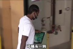 我卡社恐！看手機(jī)避鏡頭 只是他躲避社交的一種方式