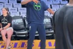 華子賽前熱身飚進(jìn)logo三分 魔性搖擺起舞