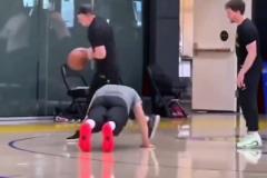 東契奇和助教比罰籃輸了，只能乖乖趴下做俯臥撐....